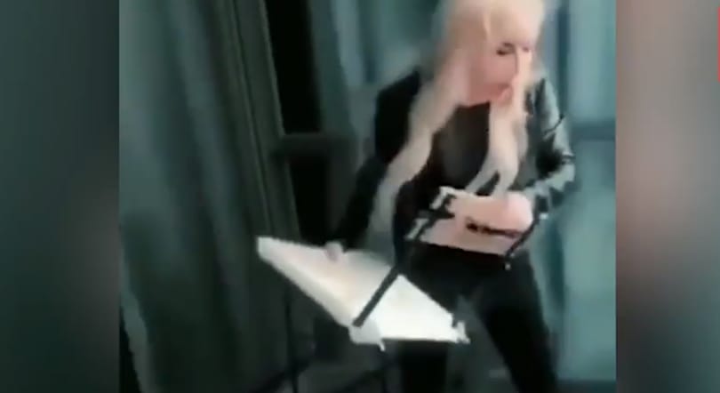 Börtönbe kerülhet a lány, aki az Instán közvetítette, ahogy egy széket dob ki a 45.-ről