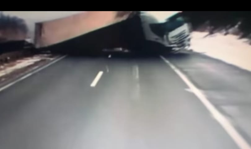 Kamera rögzítette az M1-esen történt súlyos balesetet – videó