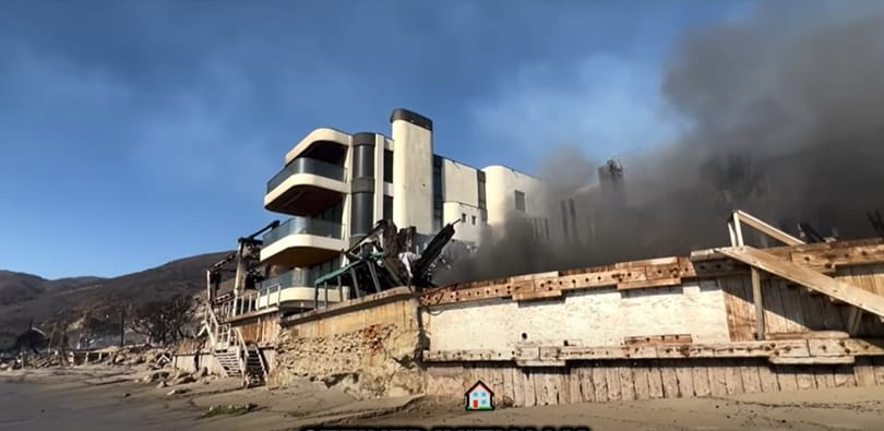 Ezzel magyarázza a mágnás, hogy sértetlen maradt a malibui csodavillája, miközben a szomszéd házakat felperzselte a tűz