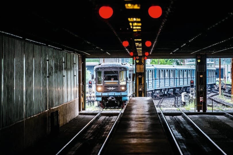 Vitába keveredett a kormány az EU bankjával a metrókocsik miatt