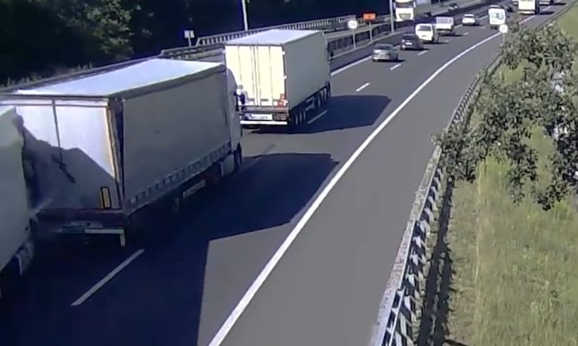 Videóra vette a térfigyelő kamera a kamionbalesetet az M2-es autóúton