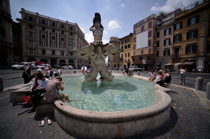 Róma kiakad: divat lett a Piazza Navona kútjában meztelenkedni