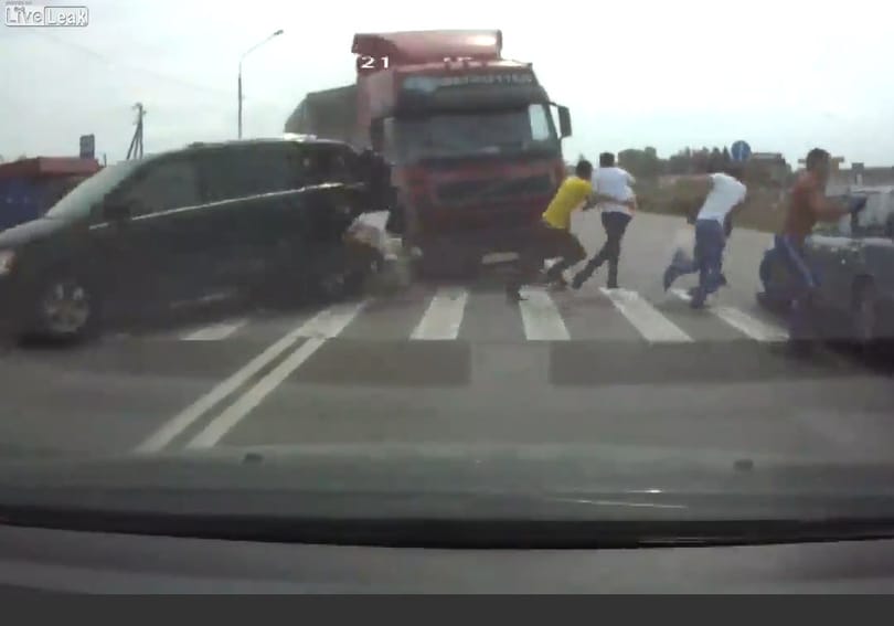 Elbambult a kamionos, horrorbaleset lett a vége - videó