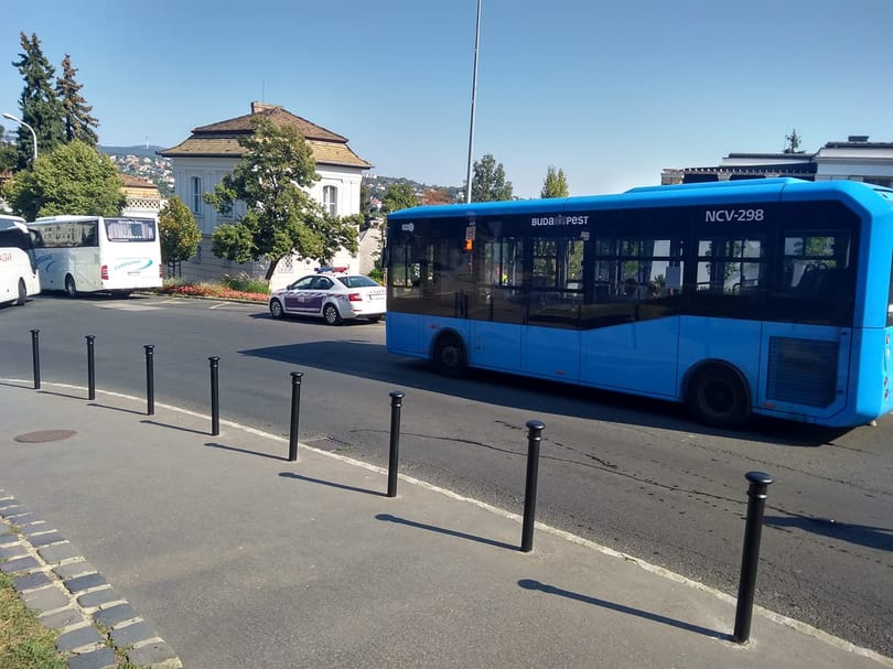Napok óta tévelyegnek a lezárások miatt a turistabuszok a Várban