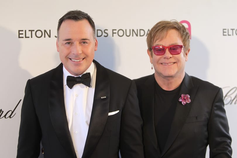 Elton John kiosztotta a velencei polgármestert