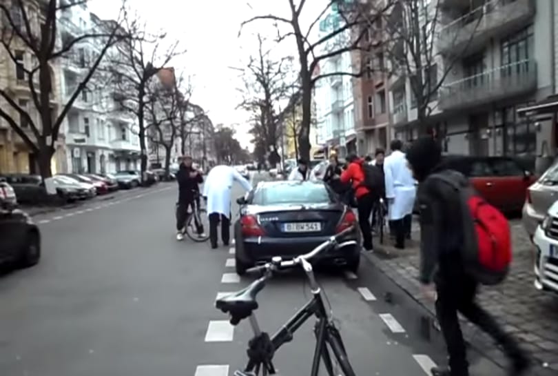 Videó: Úgy megbüntetik a bicikliútra parkoló autóst, hogy megemlegeti