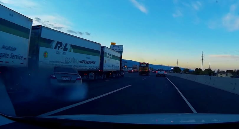 Meg akart lépni a rendőrök elől, komoly balesetet okozott az autós – videó