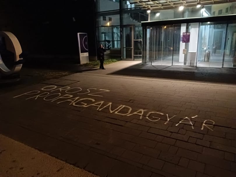 „Orosz propagandagyár” – festették fel a közmédia elé a momentumosok