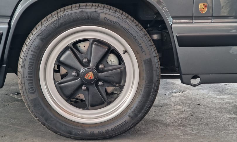 Látta már a legdobozosabb Porschét? Megnéztük, mutatjuk a 80-as évekbeli farmotoros széltolót