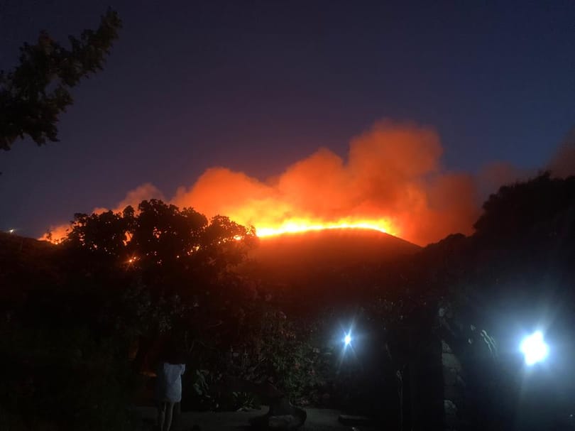 Akkora tűz van Pantelleria szigetén, hogy Giorgio Armaninak is menekülnie kellett
