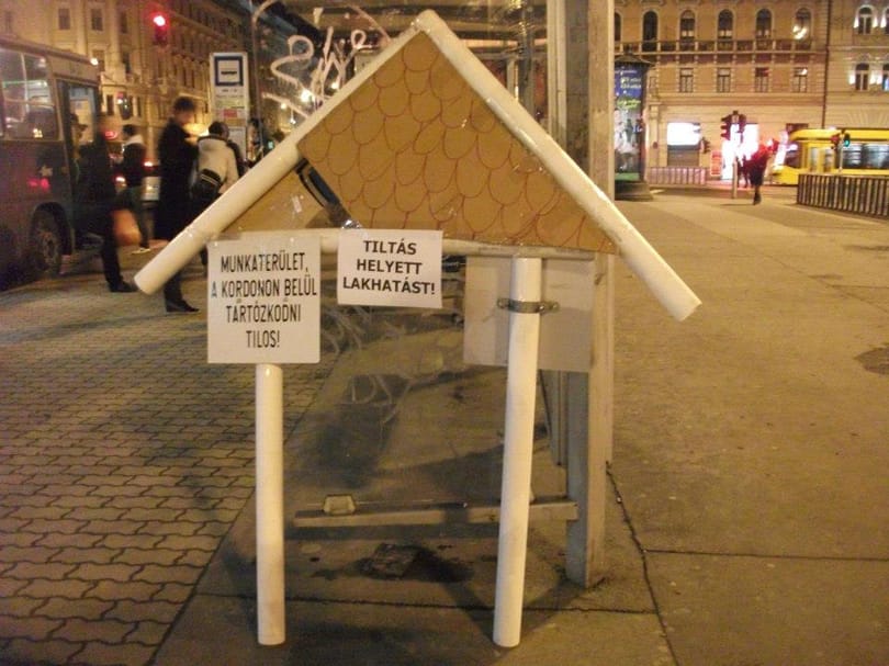 Aluljáró-kordonokból épült ház a Blahán - fotó