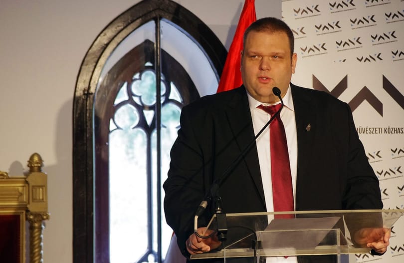 Titkolja a közhasznú kft., miért fizet havi 750 ezret a luxusvillát bérlő főtitkárnak