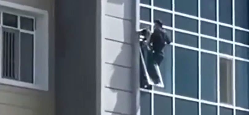 Hátborzongató videón, ahogy egy férfi megment egy nyolcadik emeleti ablakon kilógó kislányt