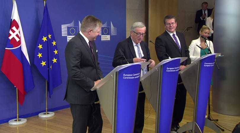 Telefonos poénnal szórakoztatta Juncker az újságírókat – videó