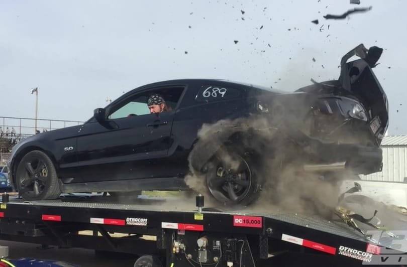 Ennyi maradt a Mustangból, miután felrobbant a kereke a fékpadon – videó