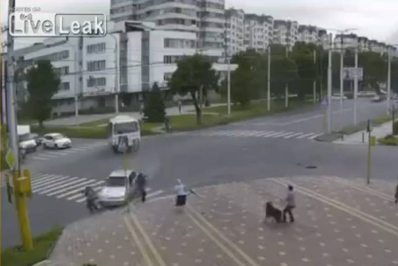 Videó: Ilyen, amikor a megvadult autó hajszállal kerüli el a gyalogosokat