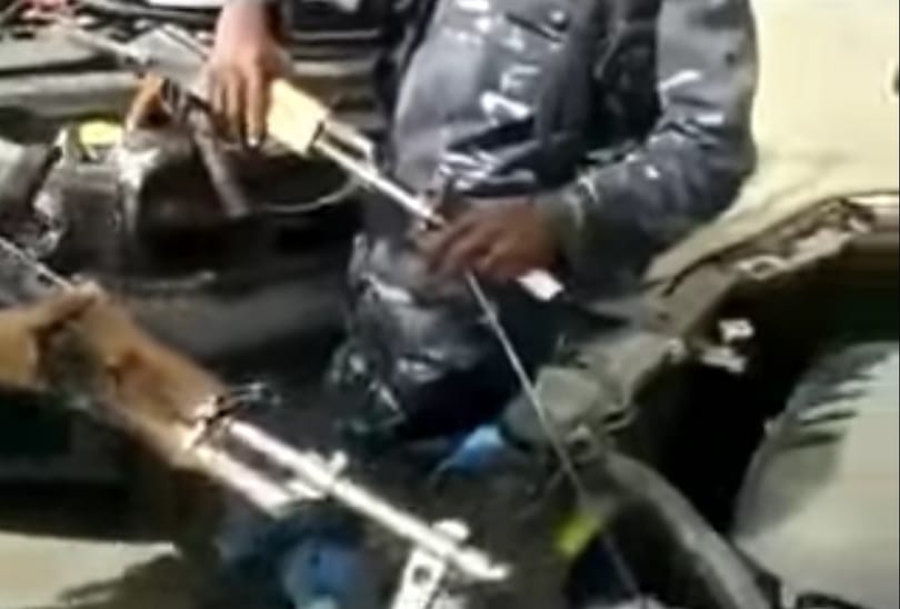 Így kell bebikázni egy autót – két Kalasnyikovval – videó