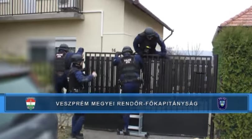 Így rohanták le a rendőrök a kábítószerárust - videó