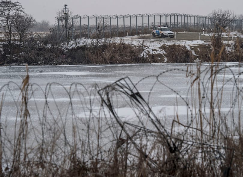 Két tucat migráns egy török kamionban a magyar-román határon