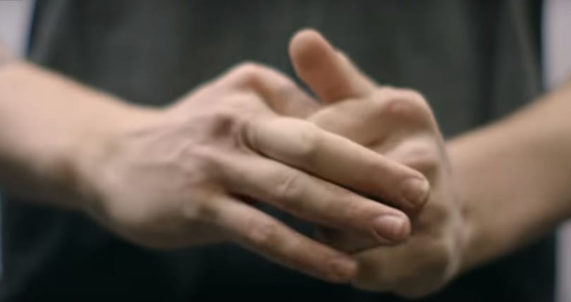 Miért halljuk, ha valaki ropogtatja az ujjait? Ártalmas ez az idegesítő szokás?