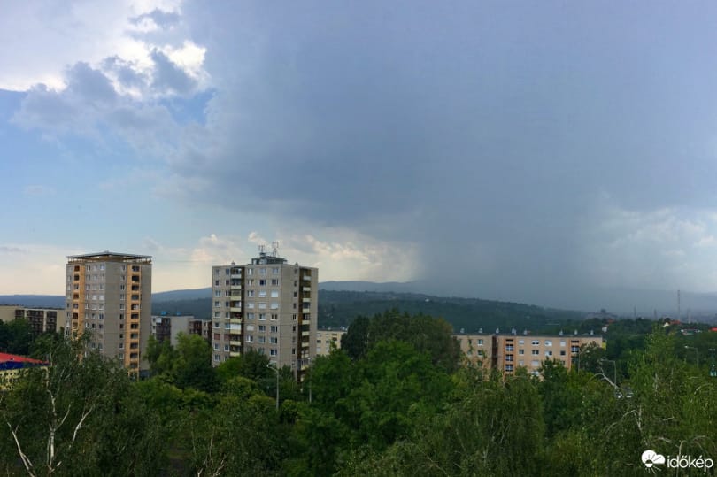 Északkeleti zivatarokra figyelmeztet a meteorológia