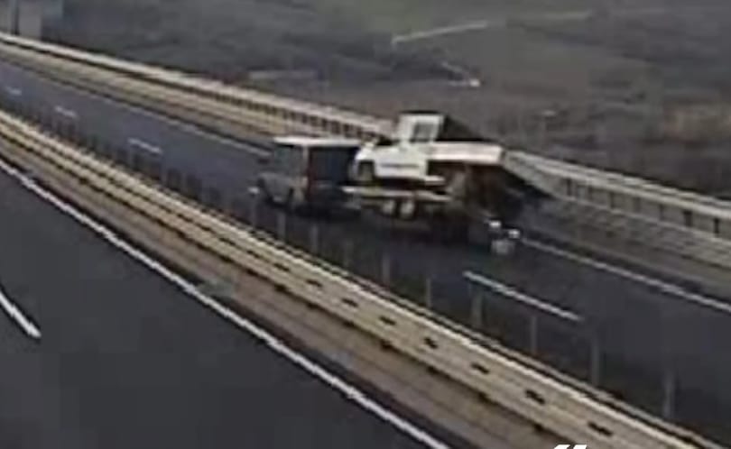 Videón a pillanat, amikor a szél felborít egy trélert a Kőröshegyi völgyhídon
