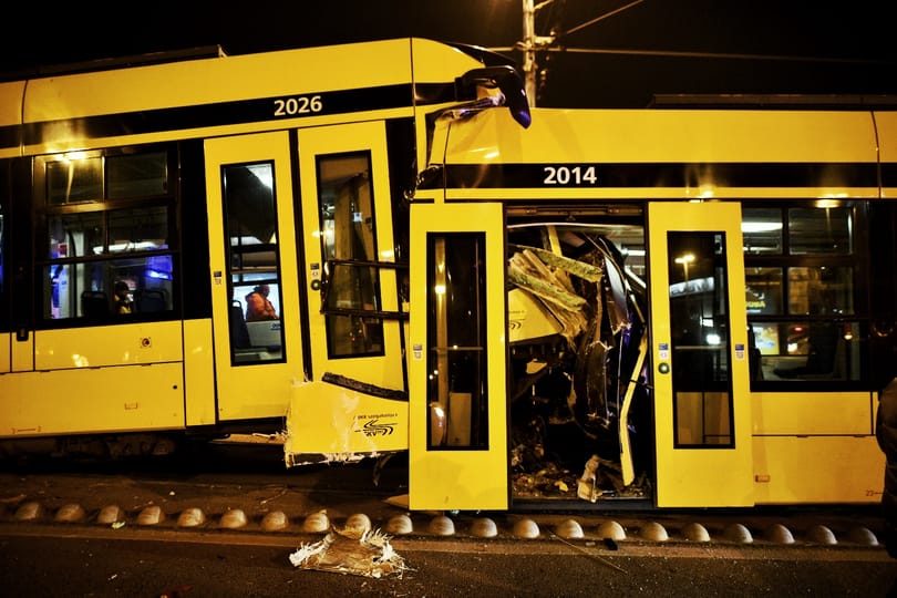 Fotókon a Petőfi hídnál egymásba futó villamosok