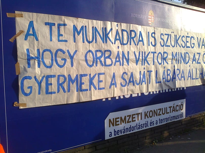 Rendőrök igazoltatták a pécsi plakátragasztókat