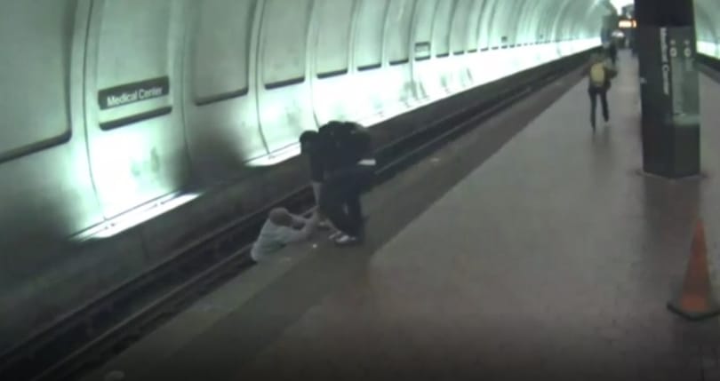 Utasok mentették ki a metrósínekre esett vak férfit