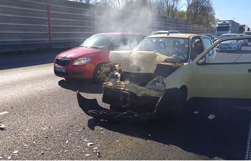 Ez kemény: ilyen véget ér egy Volvo kontra Fiat baleset – videó