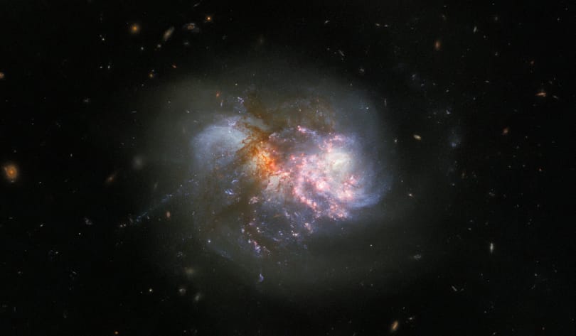 275 millió fényévre nézett a Hubble, két összeolvadó galaxist látott