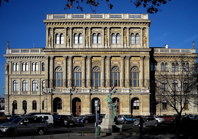 Elegük lett Orbánból, lelép az MTA-ból két külföldi tudós