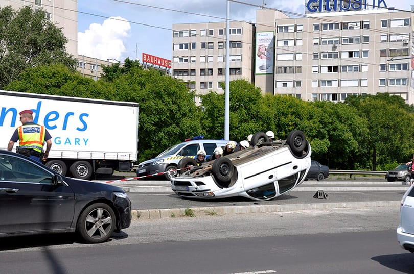 Fotó: A padkán kötött ki egy fejreállt autó az Árpád hídon