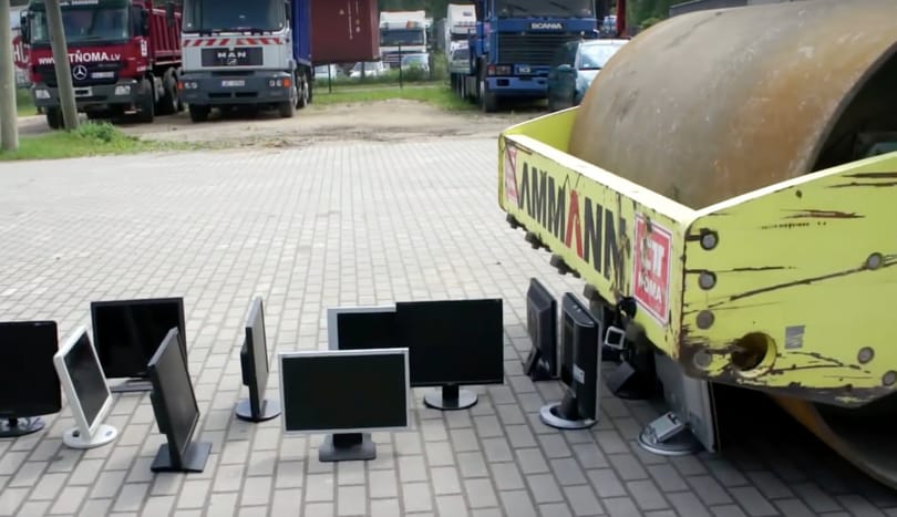 Ha lenne önnél 17 darab monitor és egy úthenger, ön is ezt csinálná? – videó