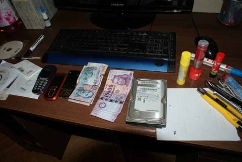 Megdöbbentően hasonlítanak az eredetire a most lekapcsolt banda húszezresei – videó, fotók