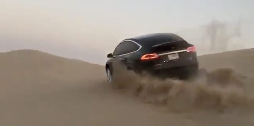 Mi sem nyilvánvalóbb, mint egy Tesla Model X-szel csapatni a homokdűnéken – videó