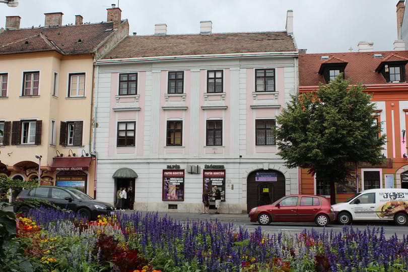 Sötét utcákon bukdácsolnak Sopronban, nem indították újra a teljes közvilágítást