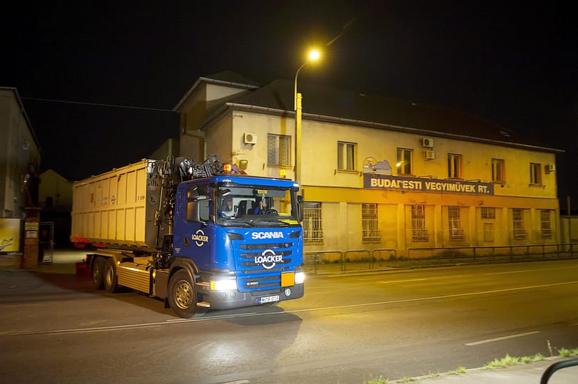 Fotó: Teherautó jött az Illatos úti hordókért