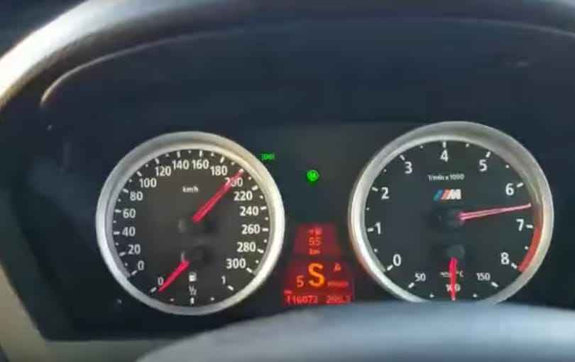 200 km/h-val tépett az X5-ös BMW, aztán egyszer csak leelőzték – videó
