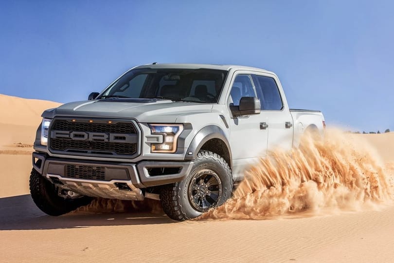Kettéharapja és kiköpi a sivatagot az új Ford F-150 Raptor – videó