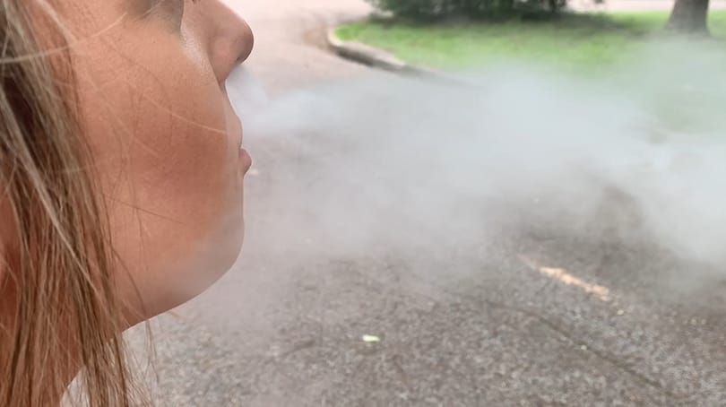 A TikTokon és az Instragamon keresztül nevelik ki a jövő dohányosait
