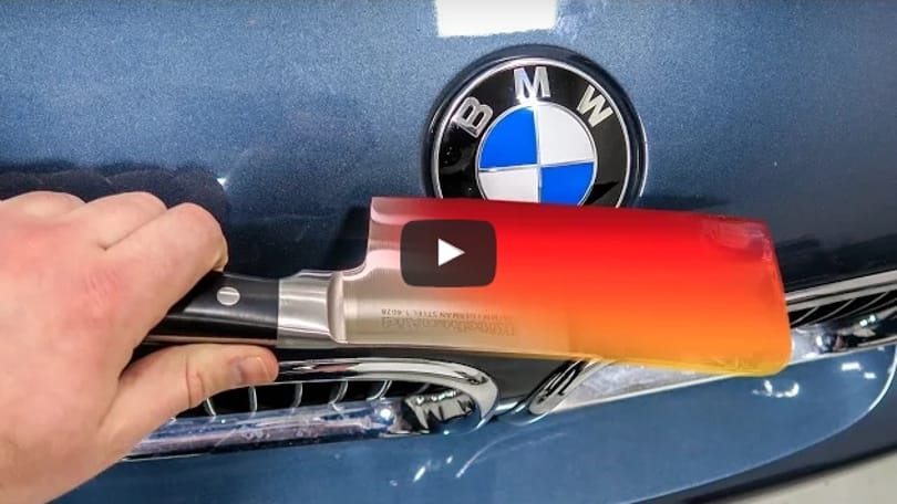 Ez történik, ha 1000 fokos pengét döfnek egy BMW lökhárítójába – videó