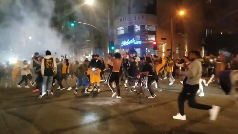 Könnygázzal oszlatta a rendőrség a Lakers bajnoki címét ünneplőket