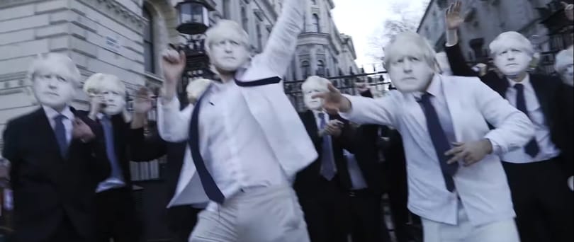 Százan buliztak Boris Johnsonnak öltözve a Downing Streeten, hogy a rajtakapott miniszterelnököt cikizzék
