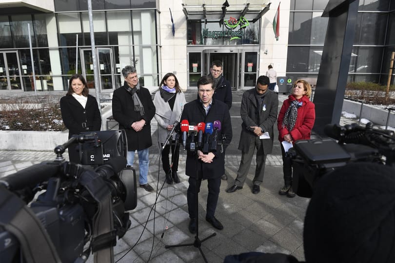 Már a Magyar Posta is sorosozva válaszol