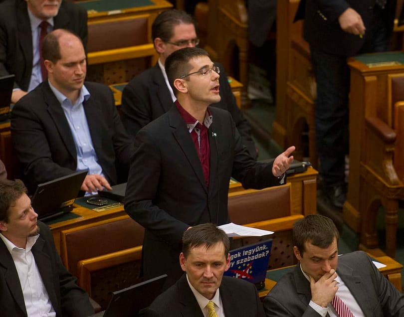 Szemétszedőként és kórházi ápolóként is népszerűsködött Novák Előd