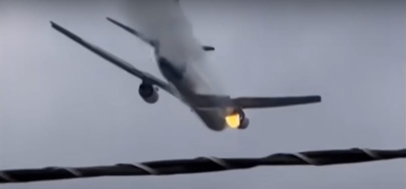 Lángoló hajtóművel húzott el New Jersey felett egy repülőgép - videó
