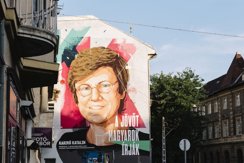 „A bestia mérge” – Megrongálták a Karikó Katalin-falfestményt