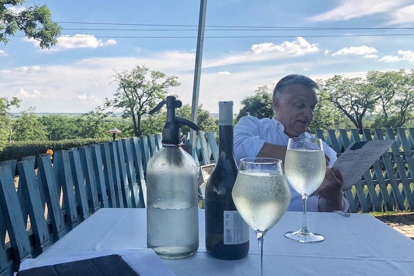Orbán cigánynótát énekelt, és félédes rizlinggel köszöntötte az Újpest születésnapos focistáját