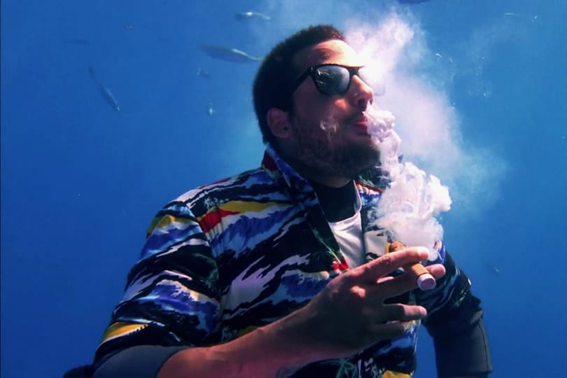 Fehér cápák között szivarozott David Blaine illuzionista (videó)